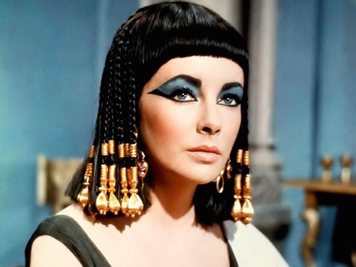 Elizabeth Taylor interpretando Cleopatra no cinema