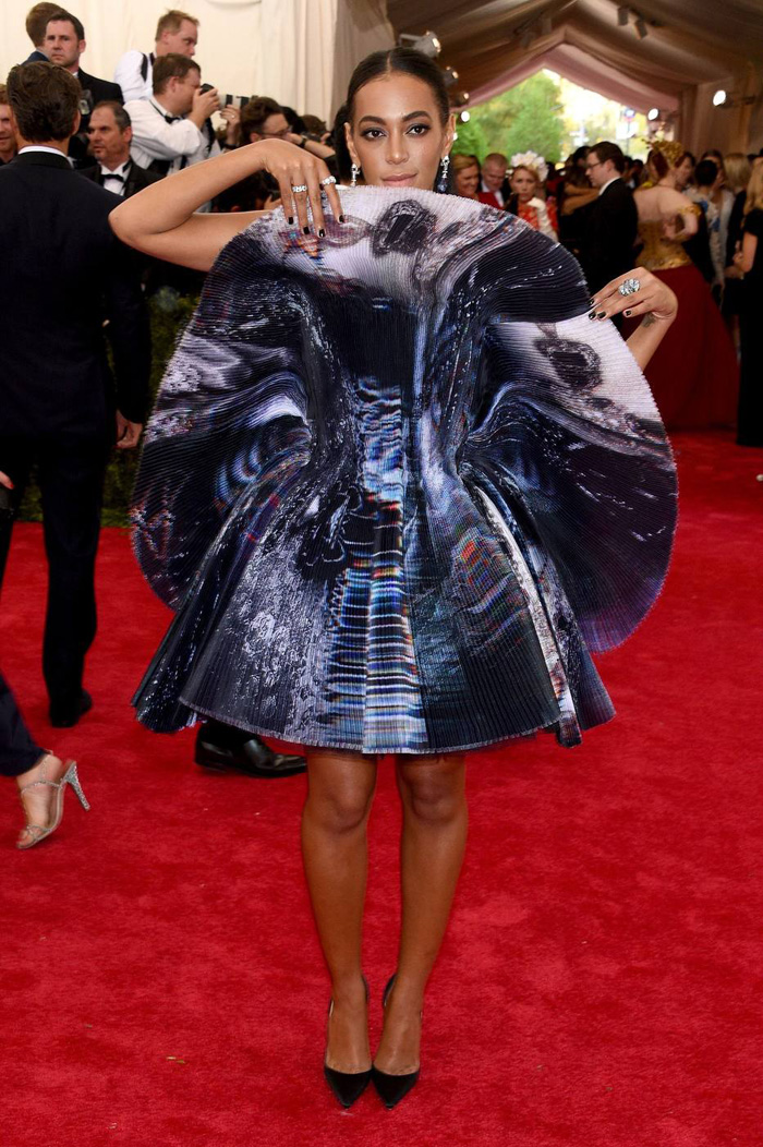 Solange Knowles, irmã de Beyoncé, com vestido que parece origami