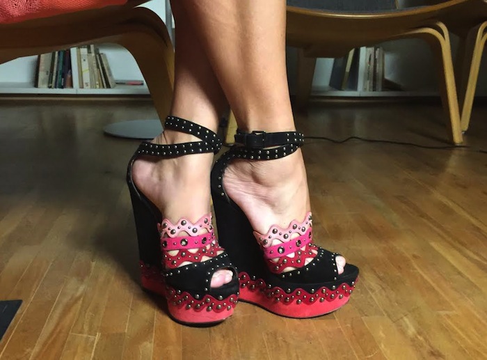 Sou louca nessa minha sandália do zzedine Alaïa - cores e tachas formam um grafismo lindo!
