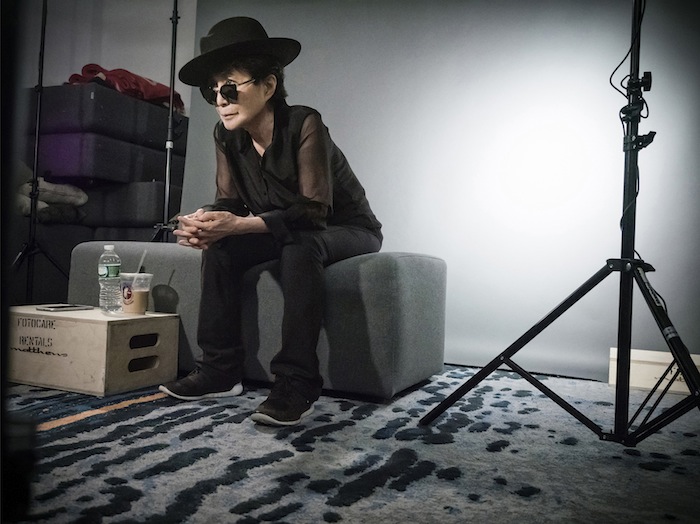 Aos 82 anos, Yoko Ono nos bastidores do ensaio