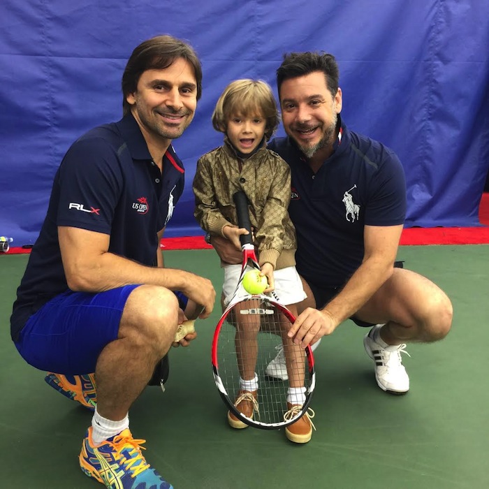 Vittorio e Alê jogando tênis na companhia do querido Murilo Rosa