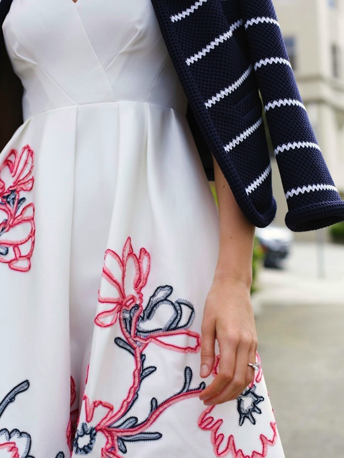 Casaco navy combinado com vestido de floral - lindo!