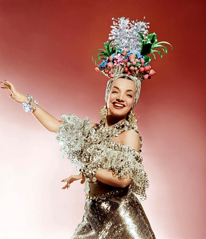 Carmen Miranda levou para o mundo seu estilo único com acessórios de cabeça super tropicais