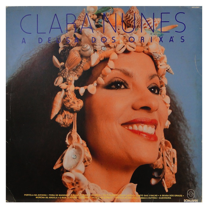Headpiece na capa do disco de Clara Nunes, em 1975