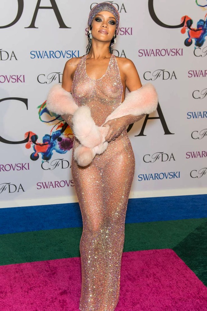 Rihanna usando um dos vestidos mais comentados de todos os tempos