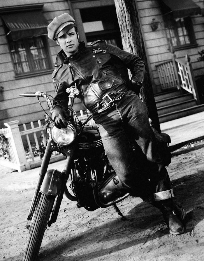Look emblemátido de Marlon Brando usando biker jacket