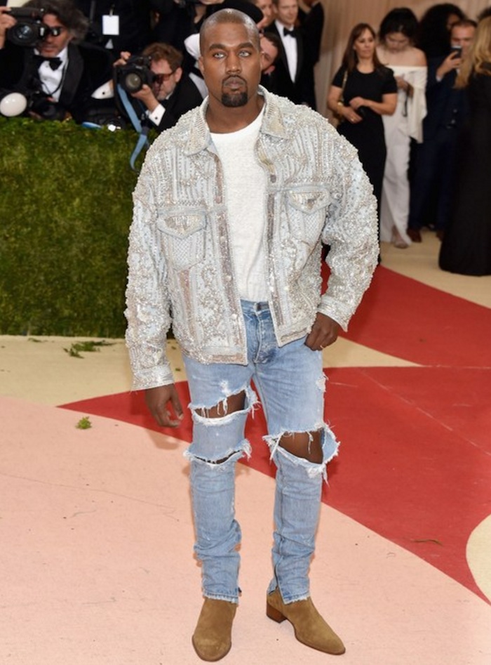 Novos tempos no tapete vermelho: Kanye West foi de jeans rasgado