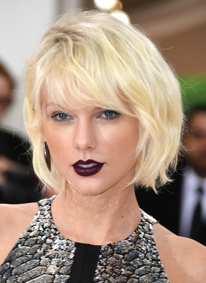 Taylor Swift apareceu platinada no Baile do MET