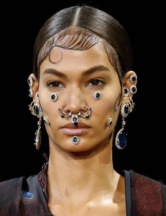 Na passarela da Givenchy, um novo jeito de usar piercings...