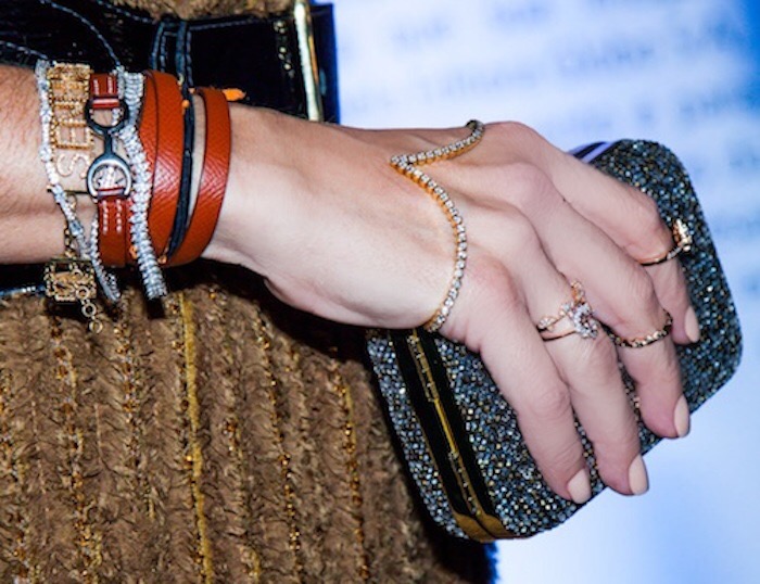 Em ouro e diamantes, esse hand palm bracelet é da Aron & Hirsch