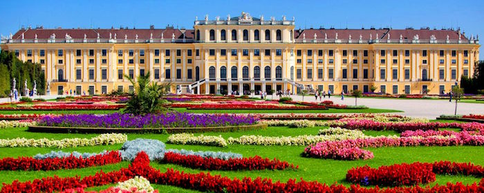 O Palácio Schönbrunn, que é mais lindo de se ver no verão, por conta do jardim maravilhoso