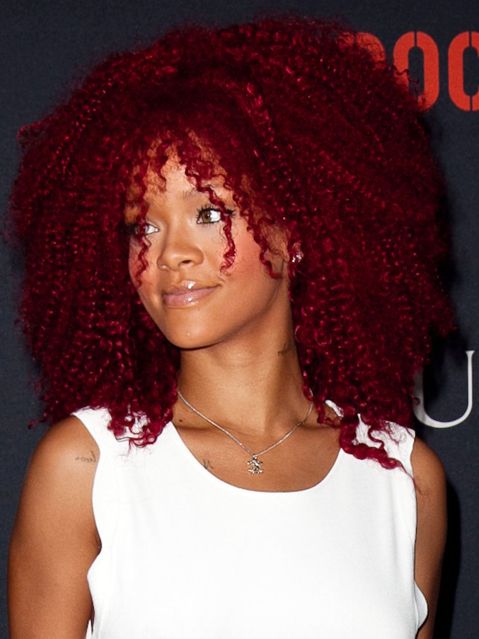 O afro style da Rihanna em vermelho