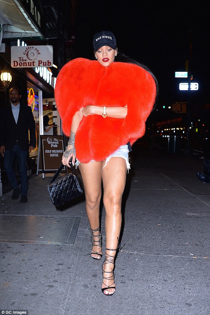Fashion ao extremo esse casaco em formato de coração que a Rihanna usou...